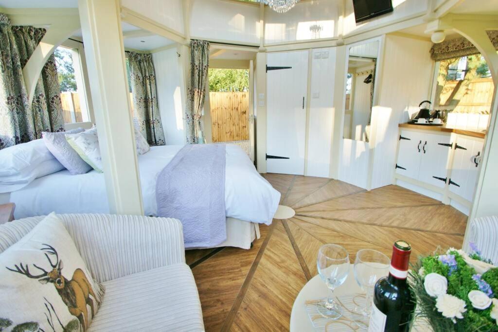 נורוויץ'' The Folly - One Off Luxury Glamping Accommodation מראה חיצוני תמונה