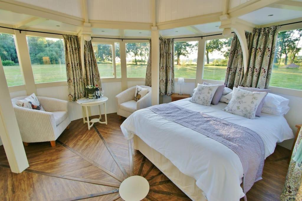 נורוויץ'' The Folly - One Off Luxury Glamping Accommodation מראה חיצוני תמונה